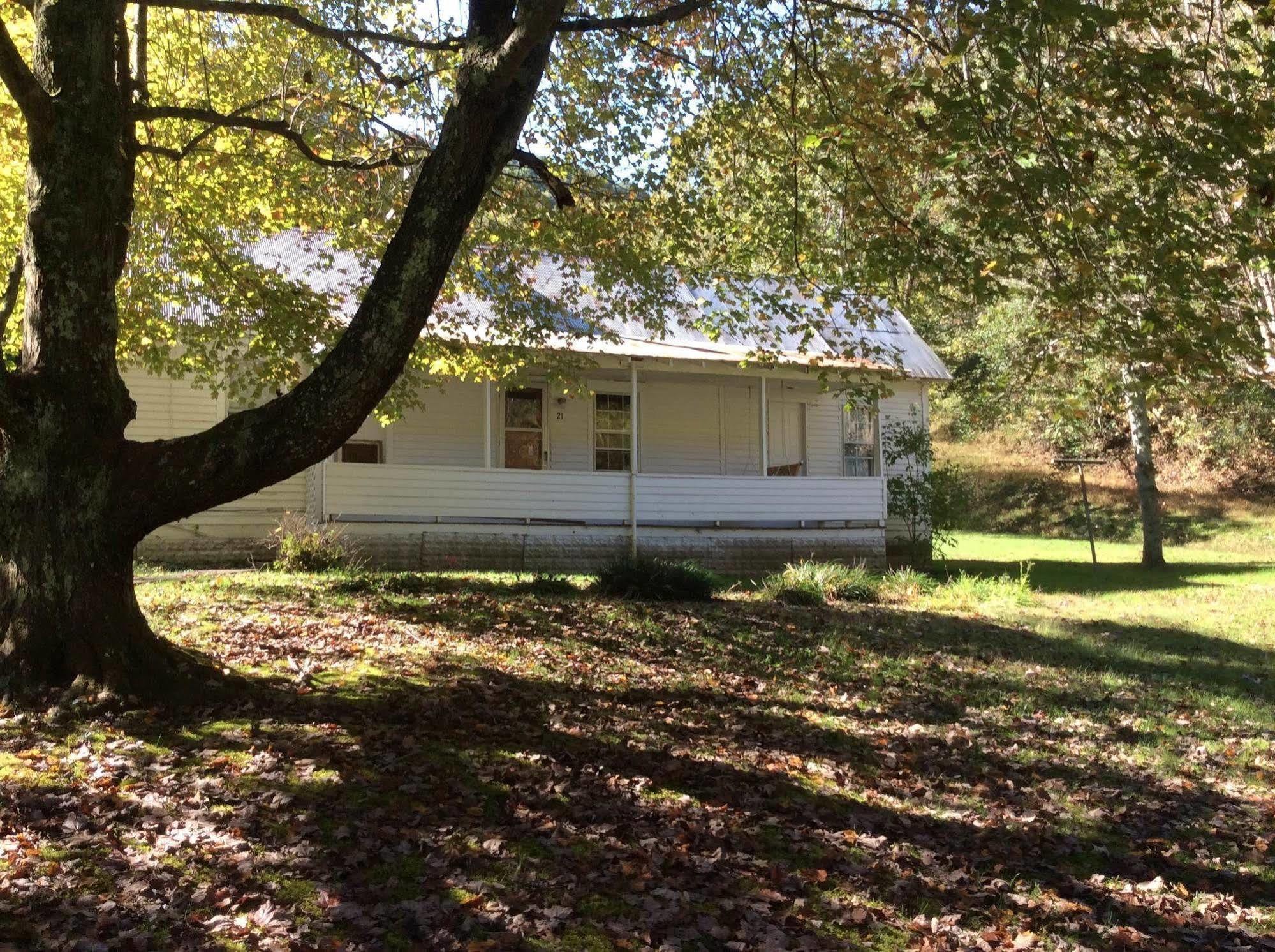 Country Road House Hotel Clendenin Exterior photo